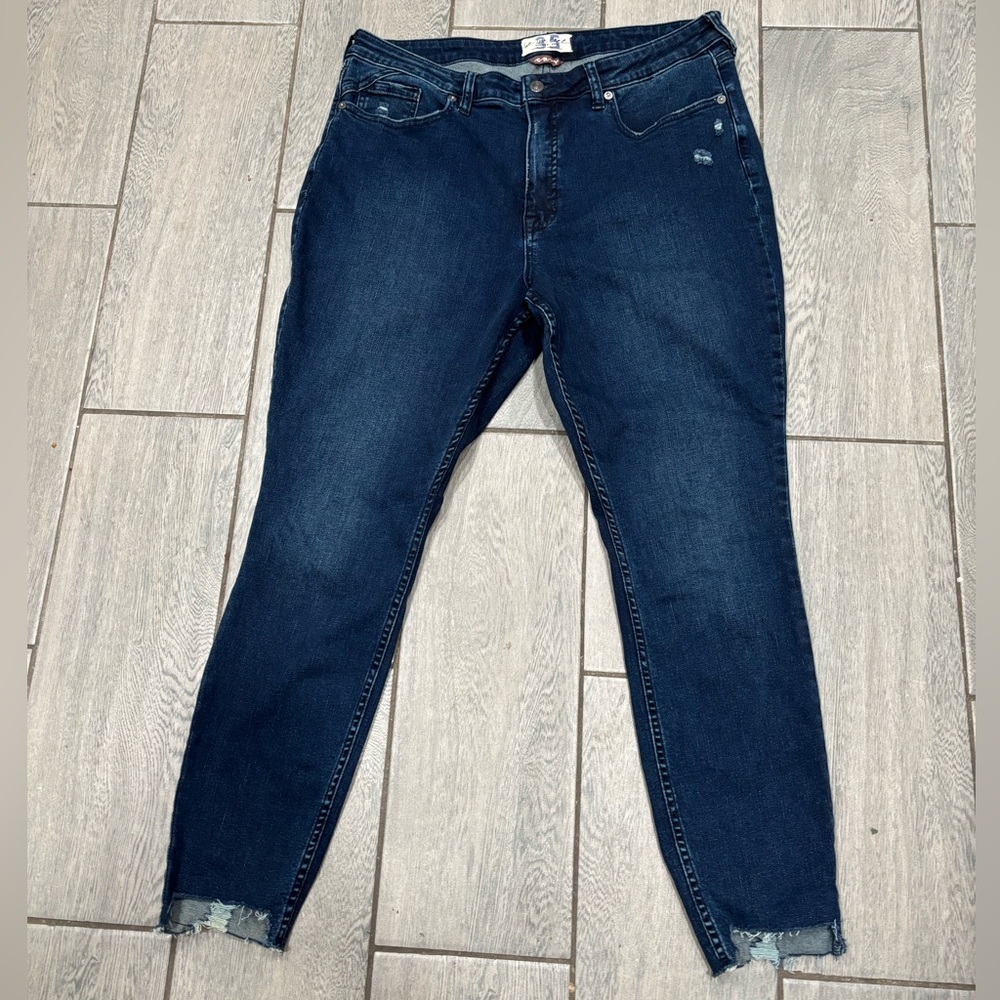 FREE PEOPLE We the Free Curvy Raw Edge Cropped Jeans Women’s Size 35